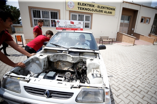 Liseliler ‘uzatma kablosu’yla çalışan otomobili test etti